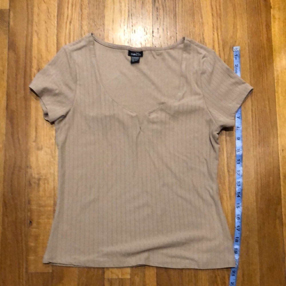 3/$25 Rue 21 Tan Color Small V neck Size Large T-Shirt Never Worn Perfect Cond - Picture 2 of 7